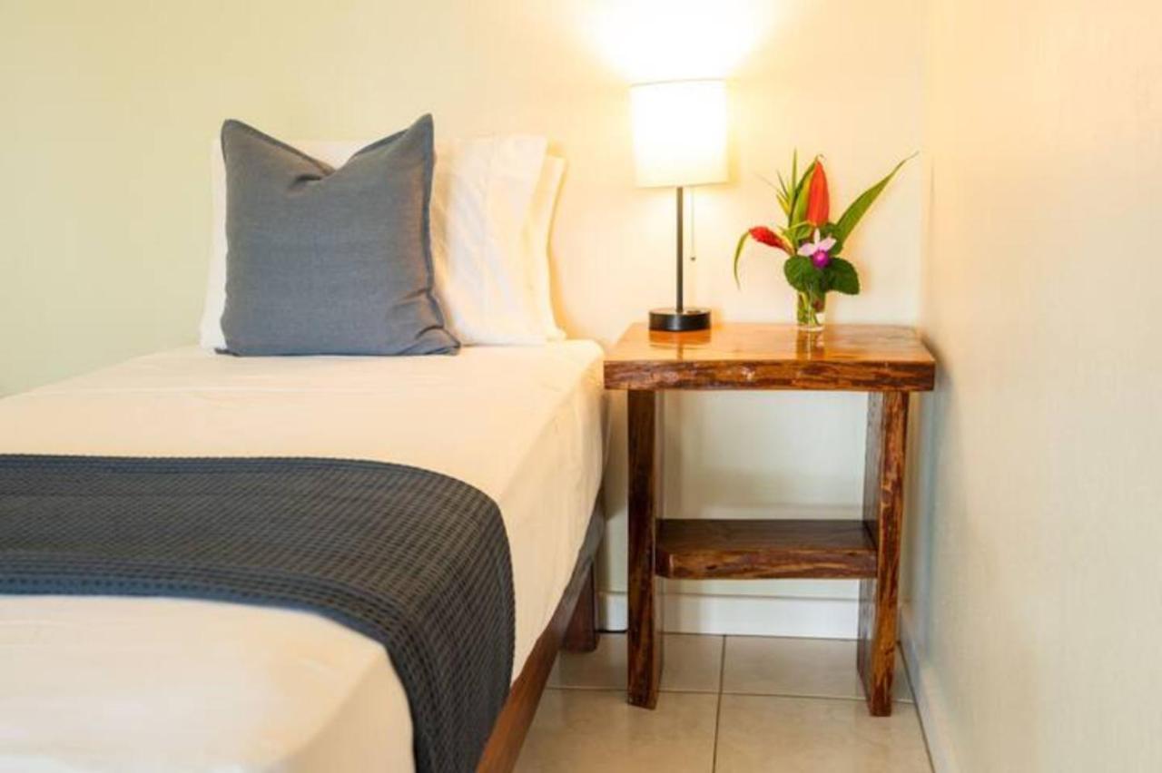 Casa Marlin Bed & Breakfast Bocas del Toro Exterior photo